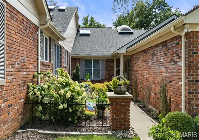 Photo 3 of Sale Pending at 14141 Baywood Villages Dr, Chesterfield, MO 63017 | MLS# MIS26055928 | Listing updated on 2026-09-12