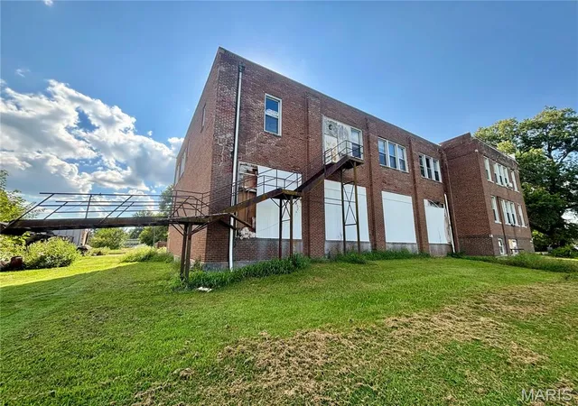 Photo 4 of Sale Pending at 610 Clay St, Wellsville, MO 63384 | MLS# MIS26055934 | Listing updated on 2026-08-31