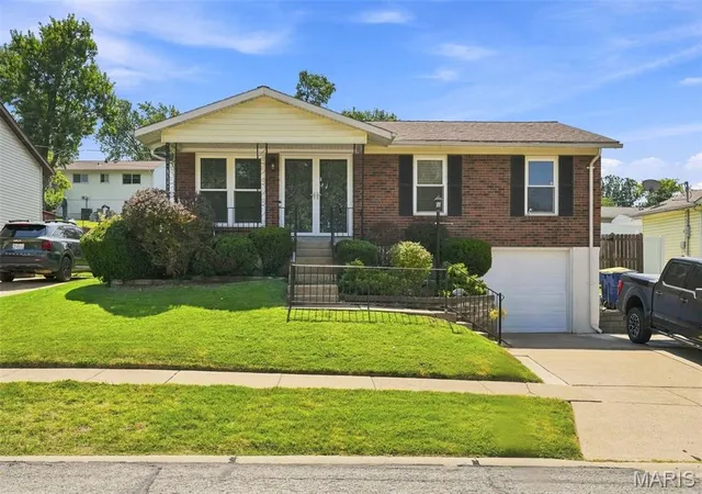 Photo 4 of Sale Pending at 4260 Martyridge Dr, St Louis, MO 63129 | MLS# MIS26055943 | Listing updated on 2026-09-02