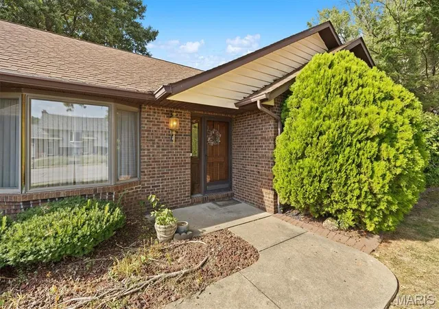 Photo 2 of Single family home for sale at 1027 Shadow Ridge Xing, O Fallon, IL 62269 | MLS# MIS26055949 | Listing updated on 2026-09-08
