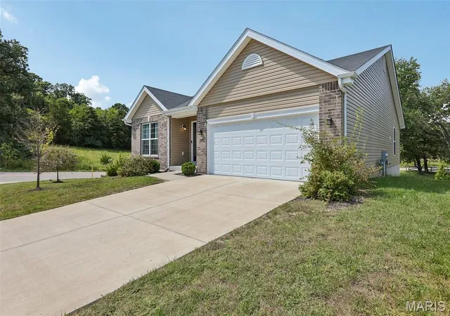Photo 3 of Single family home for sale at 777 Crk View Dr, Fenton, MO 63026 | MLS# MIS26055963 | Listing updated on 2026-10-04