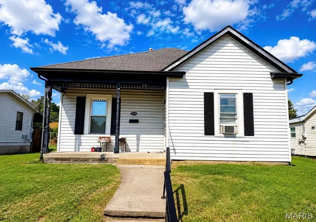 Photo 1 of Single family home for sale at 2119 N 4th St, St Charles, MO 63301 | MLS# MIS26055968 | Listing updated on 2026-09-01