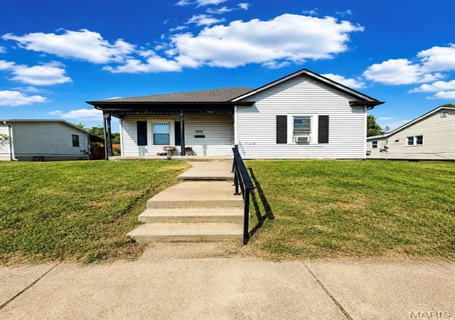 Photo 2 of Single family home for sale at 2119 N 4th St, St Charles, MO 63301 | MLS# MIS26055968 | Listing updated on 2026-09-01