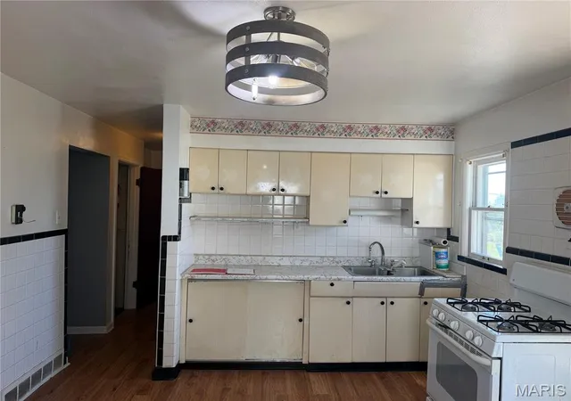 Photo 4 of Sale Pending at 9930 Iveland Dr, Overland, MO 63114 | MLS# MIS26055978 | Listing updated on 2026-09-03