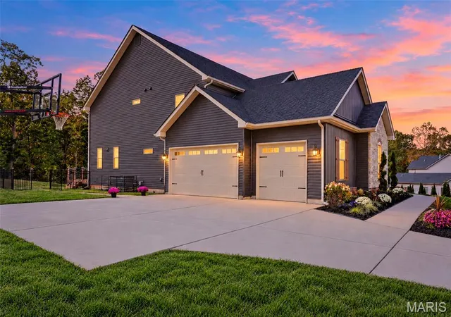 Photo 2 of Single family home for sale at 305 Crescent Oak Ct, Wentzville, MO 63385 | MLS# MIS26055981 | Listing updated on 2026-10-22
