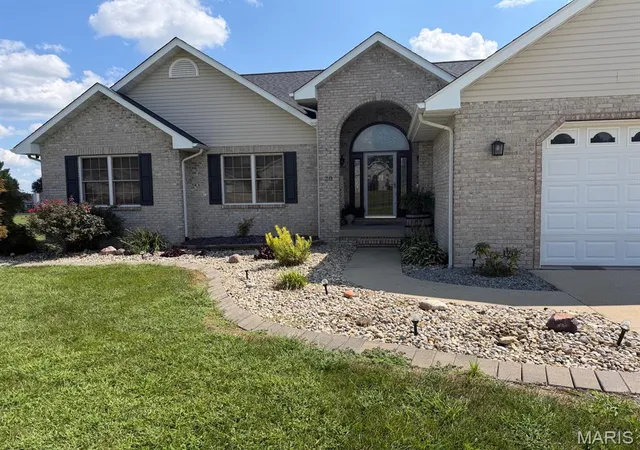 Photo 2 of Single family home for sale at 20 Glory Dr, Highland, IL 62249 | MLS# MIS26055984 | Listing updated on 2026-09-06