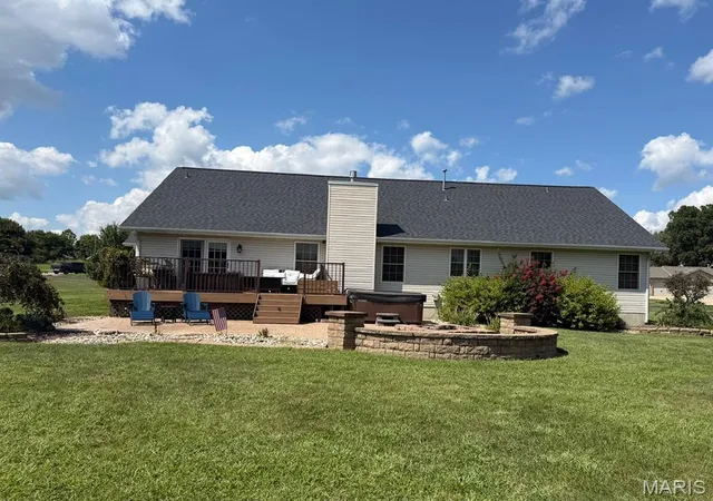 Photo 3 of Single family home for sale at 20 Glory Dr, Highland, IL 62249 | MLS# MIS26055984 | Listing updated on 2026-09-06