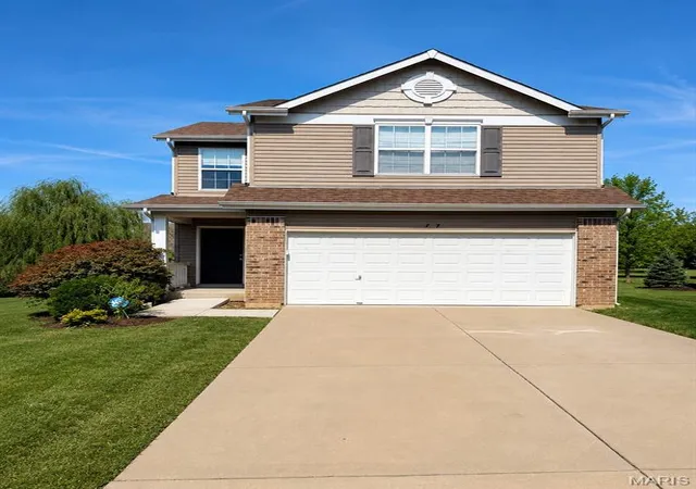Photo 1 of Sale Pending at 77 Parkgate Ct, Lake Saint Louis, MO 63367 | MLS# MIS26055988 | Listing updated on 2026-10-06