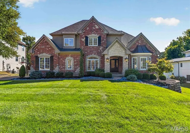 Photo 1 of Sale Pending at 4 Colonial Hills Pkwy, Saint Louis, MO 63141 | MLS# MIS26055992 | Listing updated on 2026-10-05