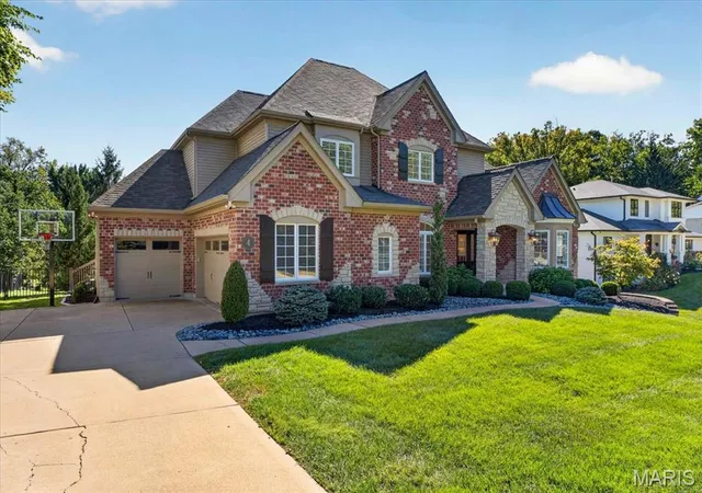 Photo 2 of Sale Pending at 4 Colonial Hills Pkwy, Saint Louis, MO 63141 | MLS# MIS26055992 | Listing updated on 2026-10-05