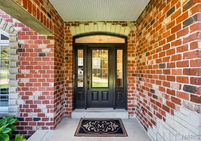 Photo 3 of Sale Pending at 4 Colonial Hills Pkwy, Saint Louis, MO 63141 | MLS# MIS26055992 | Listing updated on 2026-10-05