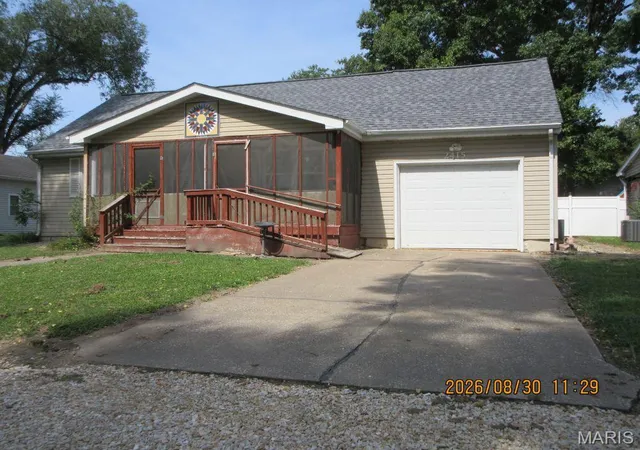 Photo 1 of Sale Pending at 2415 N Carolina St, Louisiana, MO 63353 | MLS# MIS26055997 | Listing updated on 2026-10-01
