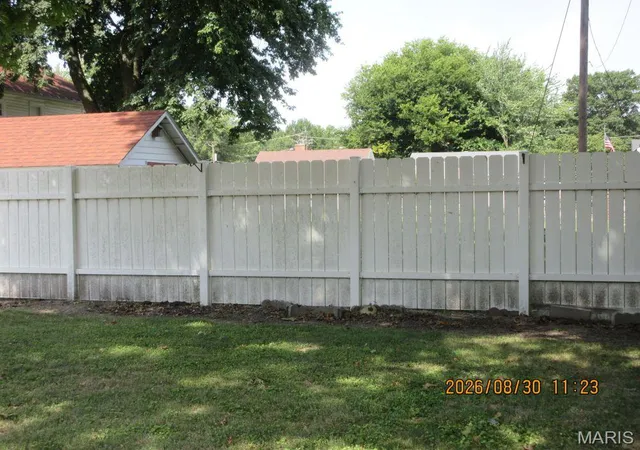 Photo 3 of Sale Pending at 2415 N Carolina St, Louisiana, MO 63353 | MLS# MIS26055997 | Listing updated on 2026-10-01