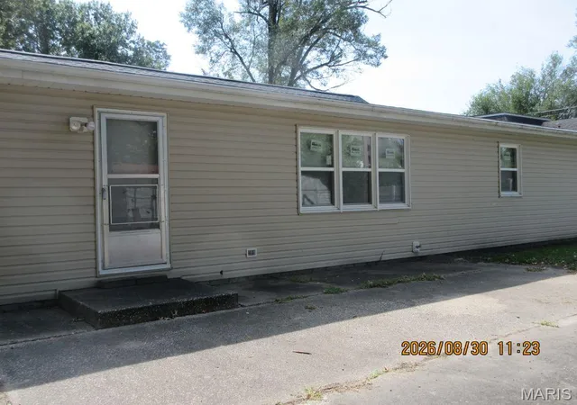 Photo 3 of Sale Pending at 2415 N Carolina St, Louisiana, MO 63353 | MLS# MIS26055997 | Listing updated on 2026-10-01