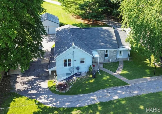 Photo 3 of Sale Pending at 718 S Water St, Hamburg, IL 62045 | MLS# MIS26056001 | Listing updated on 2026-09-26