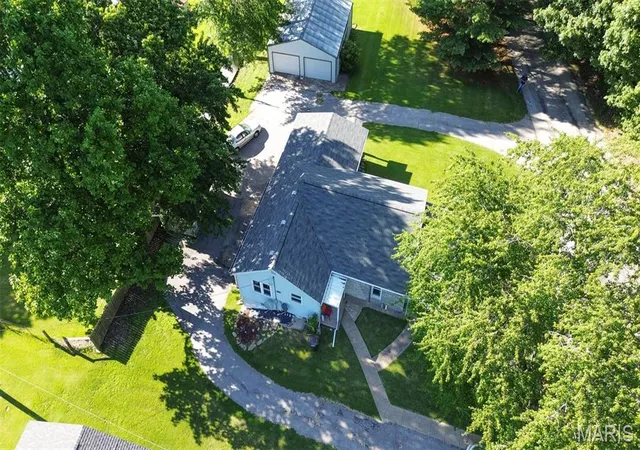 Photo 3 of Sale Pending at 718 S Water St, Hamburg, IL 62045 | MLS# MIS26056001 | Listing updated on 2026-09-26