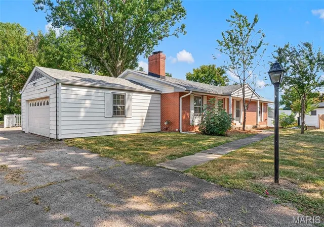 Photo 1 of Single family home for sale at 17 Dorclin Ln, Saint Louis, MO 63128 | MLS# MIS26056003 | Listing updated on 2026-09-13