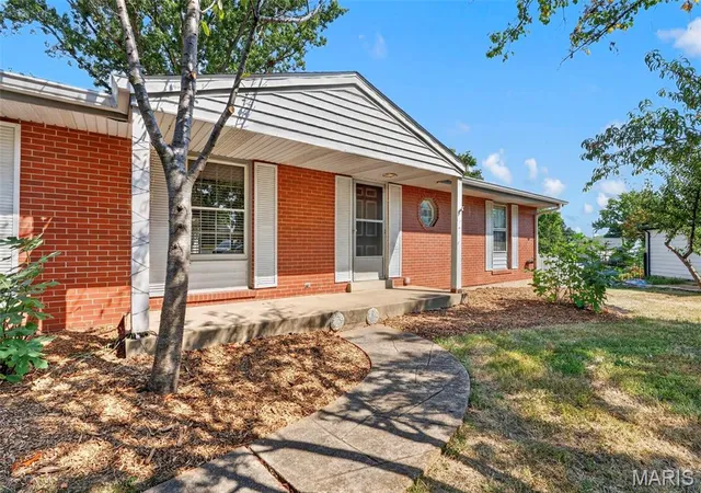Photo 2 of Single family home for sale at 17 Dorclin Ln, Saint Louis, MO 63128 | MLS# MIS26056003 | Listing updated on 2026-09-13