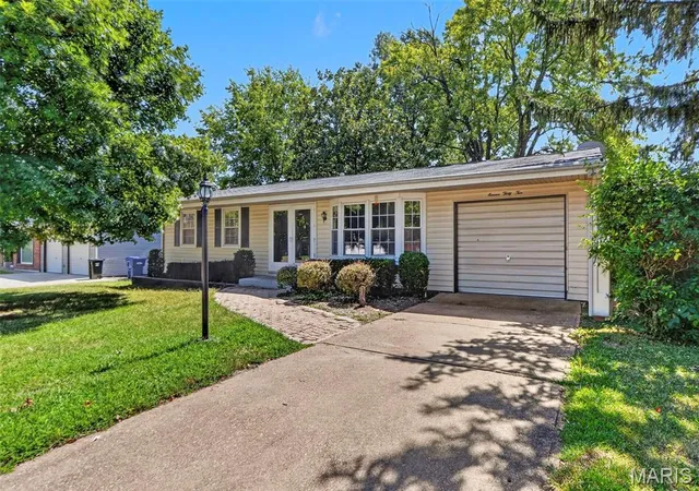 Photo 2 of Single family home for sale at 1132 Burgundy Ln, Ballwin, MO 63011 | MLS# MIS26056004 | Listing updated on 2026-09-04