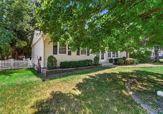 Photo 3 of Single family home for sale at 1132 Burgundy Ln, Ballwin, MO 63011 | MLS# MIS26056004 | Listing updated on 2026-09-04