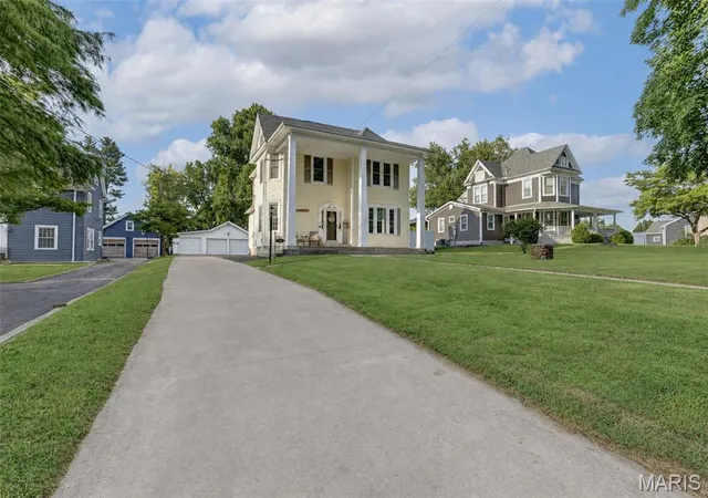 Photo 1 of Single family home for sale at 812 E Washington St, Pittsfield, IL 62363 | MLS# MIS26056017 | Listing updated on 2026-09-17