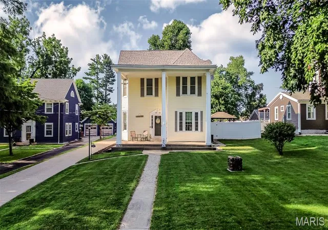 Photo 2 of Single family home for sale at 812 E Washington St, Pittsfield, IL 62363 | MLS# MIS26056017 | Listing updated on 2026-09-17
