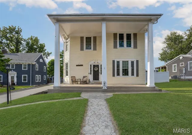 Photo 3 of Single family home for sale at 812 E Washington St, Pittsfield, IL 62363 | MLS# MIS26056017 | Listing updated on 2026-09-17
