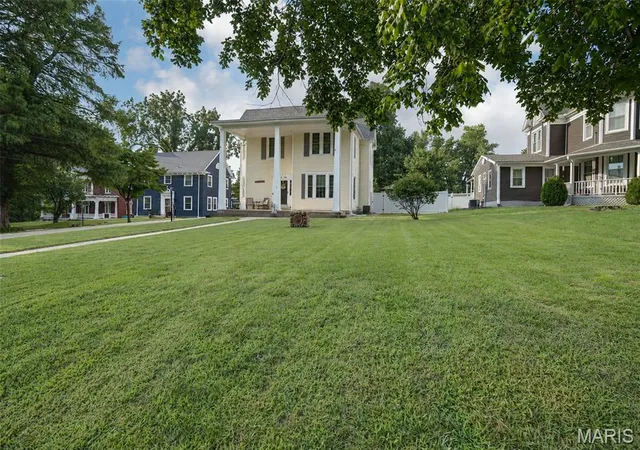 Photo 4 of Single family home for sale at 812 E Washington St, Pittsfield, IL 62363 | MLS# MIS26056017 | Listing updated on 2026-09-17