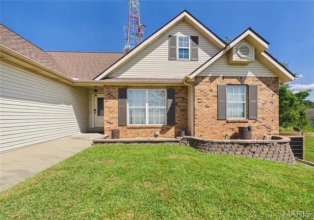 Photo 3 of Sale Pending at 854 Mulberry St, Jackson, MO 63755 | MLS# MIS26056018 | Listing updated on 2026-09-05