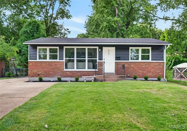 Photo 1 of Sale Pending at 905 Campion Ln, Florissant, MO 63031 | MLS# MIS26056028 | Listing updated on 2026-09-02