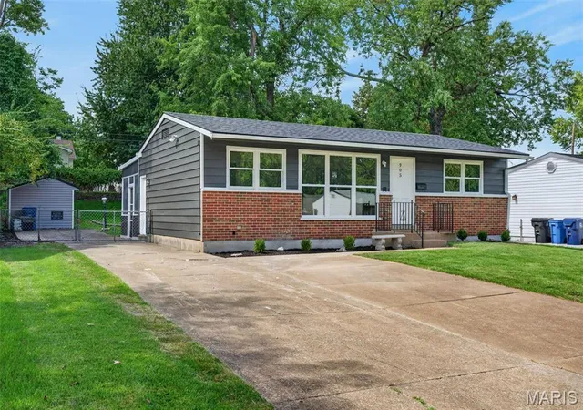 Photo 2 of Sale Pending at 905 Campion Ln, Florissant, MO 63031 | MLS# MIS26056028 | Listing updated on 2026-09-02