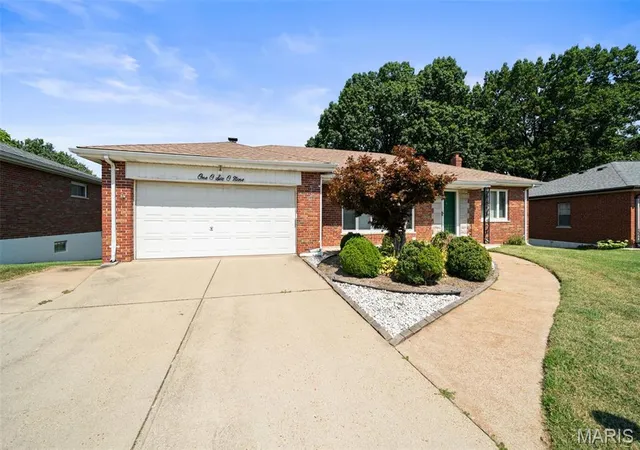 Photo 2 of Single family home for sale at 10609 Knollshire Dr, Saint Louis, MO 63123 | MLS# MIS26056037 | Listing updated on 2026-09-22