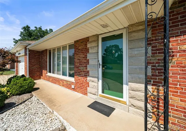 Photo 3 of Single family home for sale at 10609 Knollshire Dr, Saint Louis, MO 63123 | MLS# MIS26056037 | Listing updated on 2026-09-22