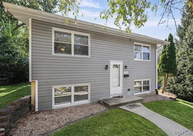 Photo 2 of Single family home for sale at 316 Locust St, Edwardsville, IL 62025 | MLS# MIS26056064 | Listing updated on 2026-09-04