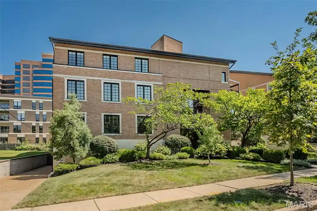Listing Photo 2 - Condo for sale in 31 Brighton Wy located at 31 Brighton Wy, Clayton, MO 63105 - Unit #2B