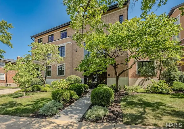 Photo 3 of Condo for sale at 31 Brighton Way #2B, Saint Louis, MO 63105 | MLS# MIS26056096 | Listing updated on 2026-09-30