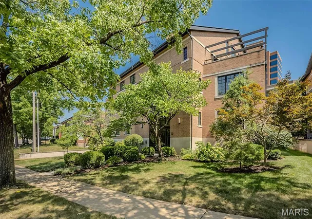 Photo 3 of Condo for sale at 31 Brighton Way #2B, Saint Louis, MO 63105 | MLS# MIS26056096 | Listing updated on 2026-09-30