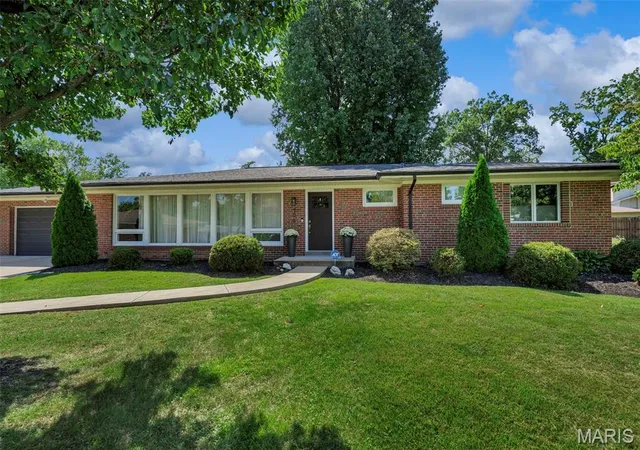 Photo 1 of Sale Pending at 705 Cordell Ct, Saint Louis, MO 63132 | MLS# MIS26056108 | Listing updated on 2026-09-19