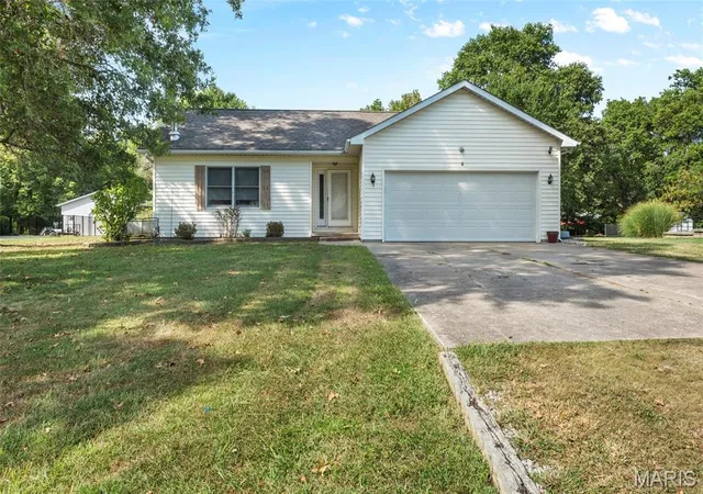 Photo 1 of Single family home for sale at 30 Lexington Ln, Highland, IL 62249 | MLS# MIS26056109 | Listing updated on 2026-09-03