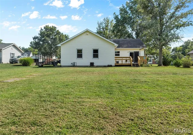 Photo 2 of Single family home for sale at 30 Lexington Ln, Highland, IL 62249 | MLS# MIS26056109 | Listing updated on 2026-09-03