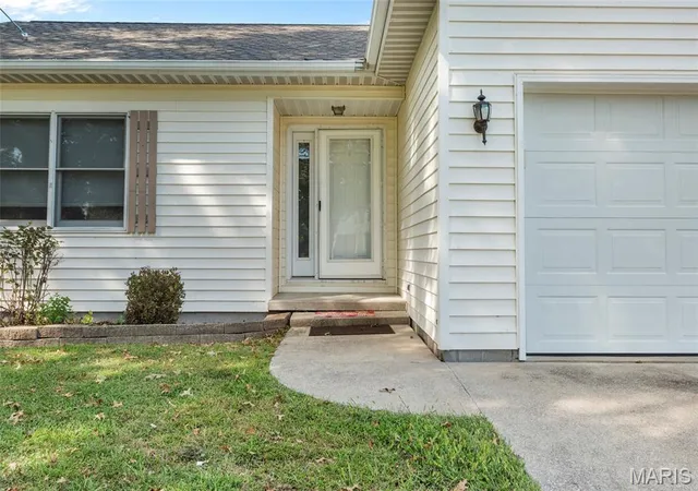 Photo 4 of Single family home for sale at 30 Lexington Ln, Highland, IL 62249 | MLS# MIS26056109 | Listing updated on 2026-09-03