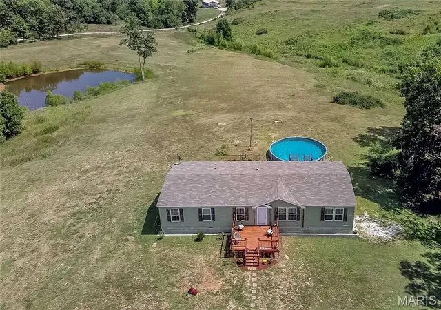 Photo 2 of Manufactured home for sale at 10037 Gingham Dr, Richwoods, MO 63071 | MLS# MIS26056112 | Listing updated on 2026-10-16