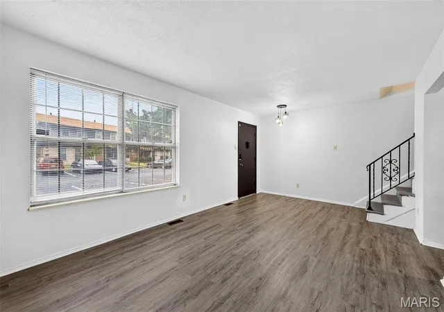 Listing Photo 4 - Condo for sale in building located at 8820 Santa Bella Dr, Hazelwood, MO 63042