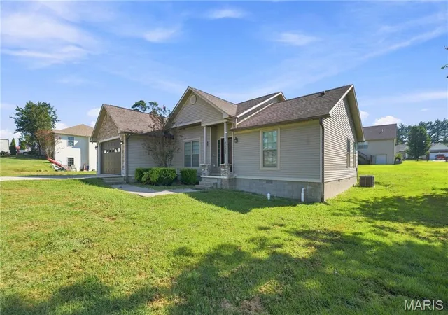 Photo 3 of Single family home for sale at 2037 Tumbleweed Trl, Poplar Bluff, MO 63901 | MLS# MIS26056119 | Listing updated on 2026-09-07