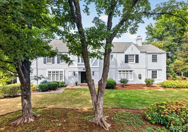 Photo 2 of Sale Pending at 6 Berkshire Dr, Saint Louis, MO 63117 | MLS# MIS26056123 | Listing updated on 2026-09-21