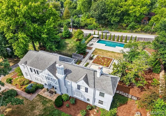 Photo 3 of Sale Pending at 6 Berkshire Dr, Saint Louis, MO 63117 | MLS# MIS26056123 | Listing updated on 2026-09-21
