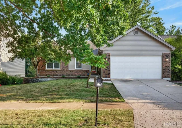 Photo 1 of Sale Pending at 926 Oakwood Farms Ln, Ballwin, MO 63021 | MLS# MIS26056142 | Listing updated on 2026-09-05