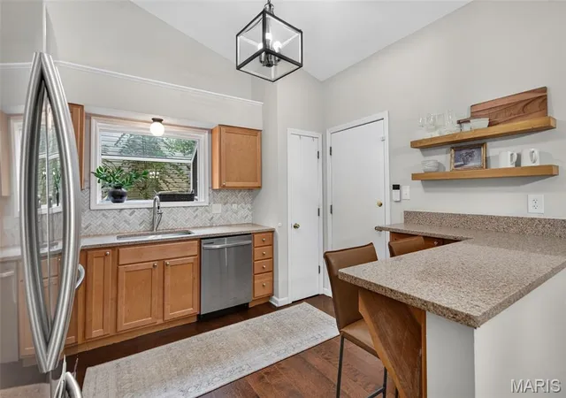 Photo 3 of Sale Pending at 926 Oakwood Farms Ln, Ballwin, MO 63021 | MLS# MIS26056142 | Listing updated on 2026-09-05