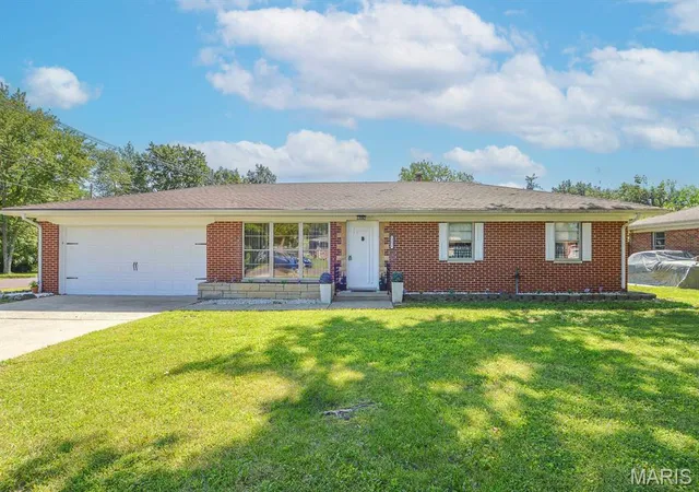 Photo 2 of Single family home for sale at 1236 Cynthia Dr, Belleville, IL 62220 | MLS# MIS26056145 | Listing updated on 2026-08-31