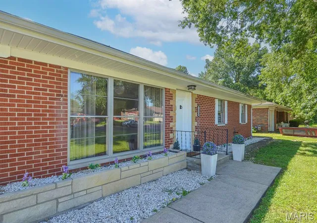 Photo 3 of Single family home for sale at 1236 Cynthia Dr, Belleville, IL 62220 | MLS# MIS26056145 | Listing updated on 2026-09-19